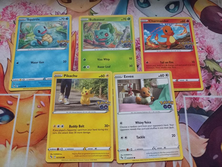 Zestaw 100 różnych oryginalnych kart pokemon.