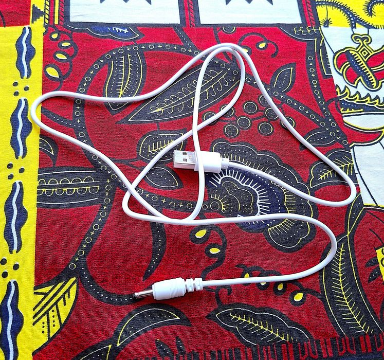 Kabel do ładowania (prawdopodobnie do projektora/lampki Astronaut)