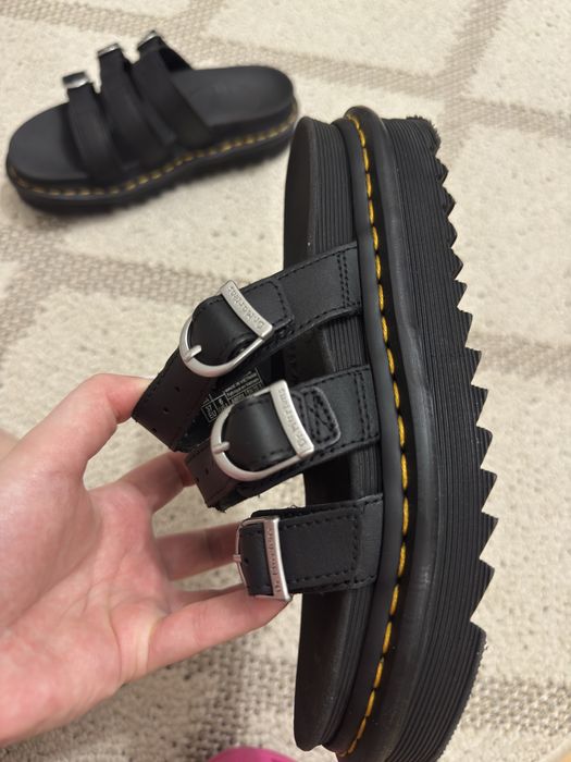 Шльопанці Dr. Martens