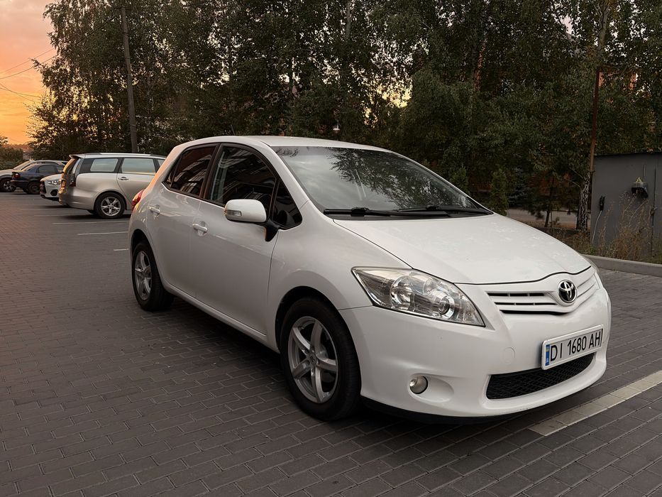 В продажу Toyota Auris 2010 рестайлінг