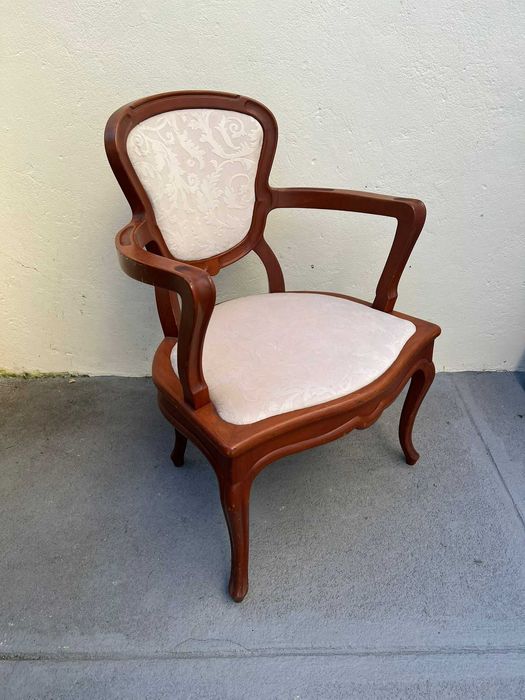 Conjunto de cadeiras e cadeirão
