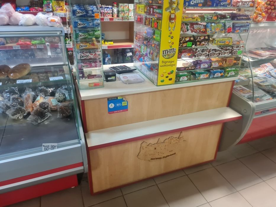 Прилавки та холодильні вітрини