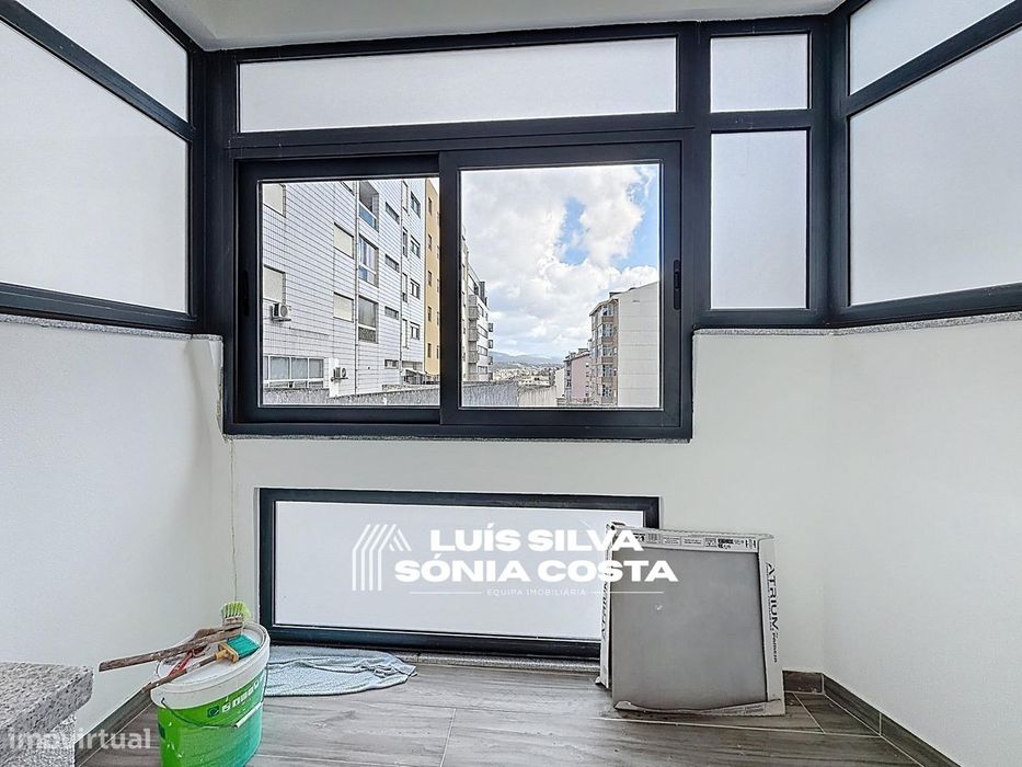 Apartamento T4 Totalmente Remodelado com 2 Varandas e Elevador –...
