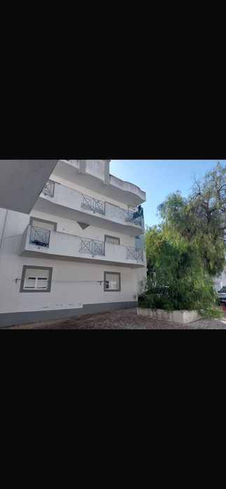 Edifício com 3 T 2.   Recebe total 2700!euros mês