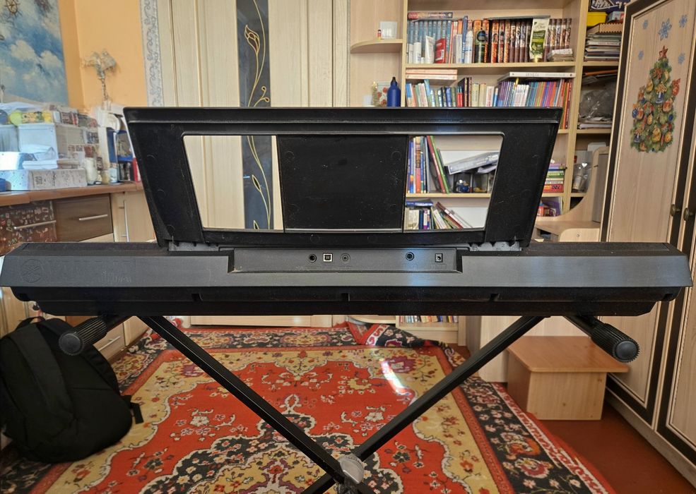 Синтезатор Yamaha PSR-E443 + стійка та оригінальний блок живлення