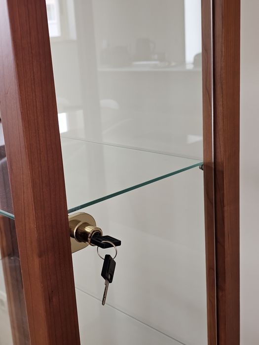 Vitrine em madeira e vidro- excelente estado