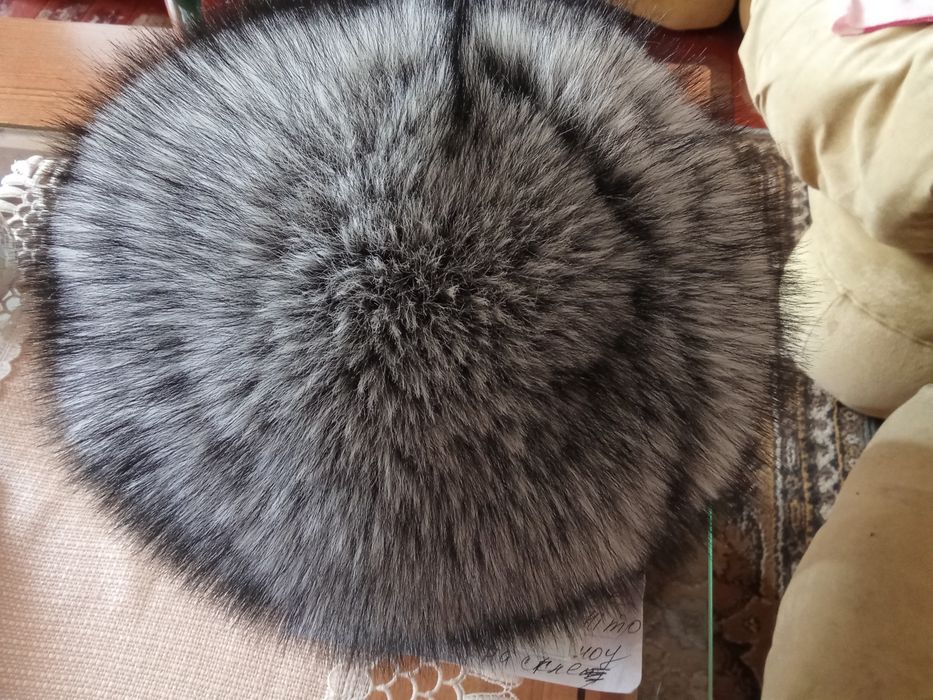 Шикарна жіноча шапка