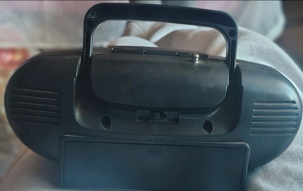 Małe radio Goldsonic na baterie lata 90