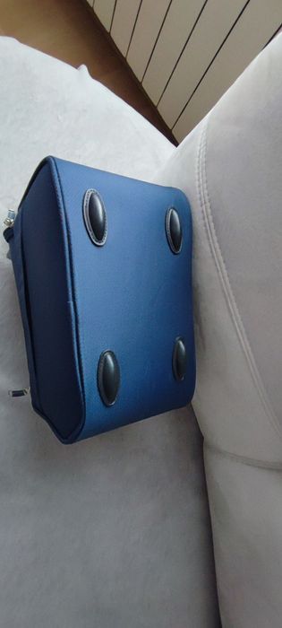 Kosmetyczka ze srebrnym suwakiem