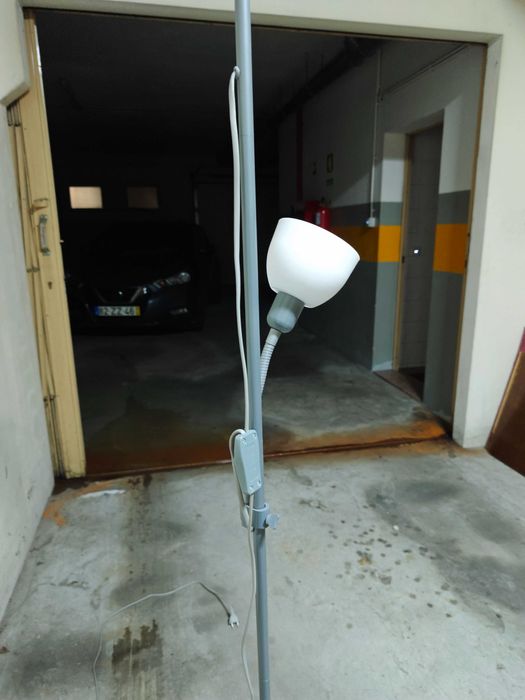 Candeeiro de Pé c/ 2 Fontes de Iluminação