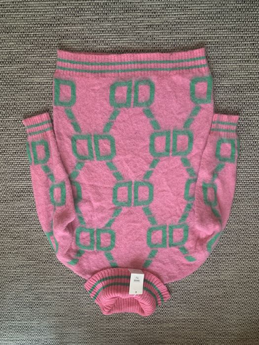 Różowy golf z zielonym wzorem