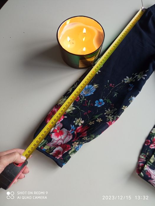 Sukienka z długim rękawem granatowa z kwiecistym wzorem.