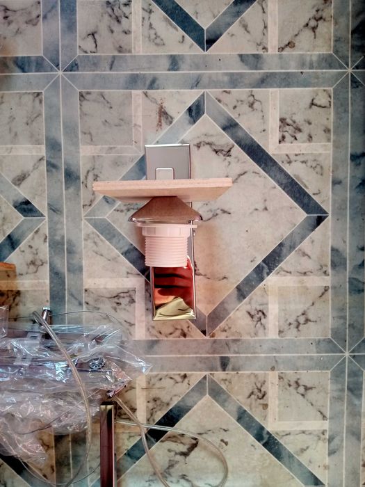 Trzy żyrandole i jeden kinkiet, komplet 4 sztuki