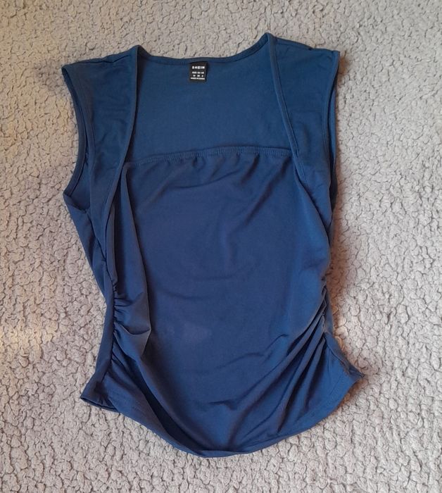 Granatowy top z kwadratowym dekoltem