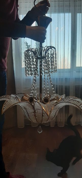 Продам хрустальную красивую люстру
