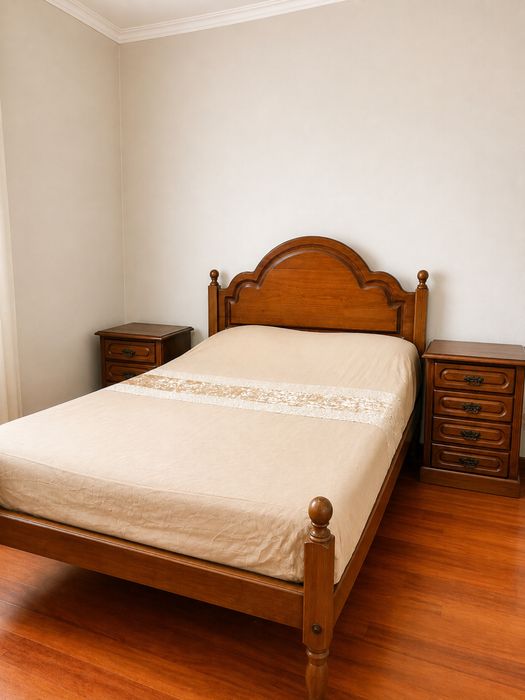 Cama, mesas de cabeceira e colchao