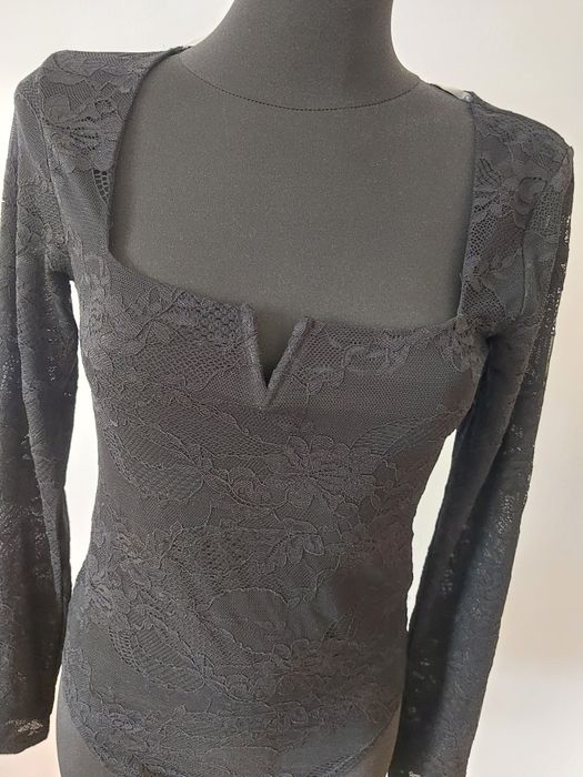 Koronkowe body, dekolt V