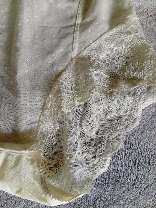 Delikatnie modelujące body koronkowe