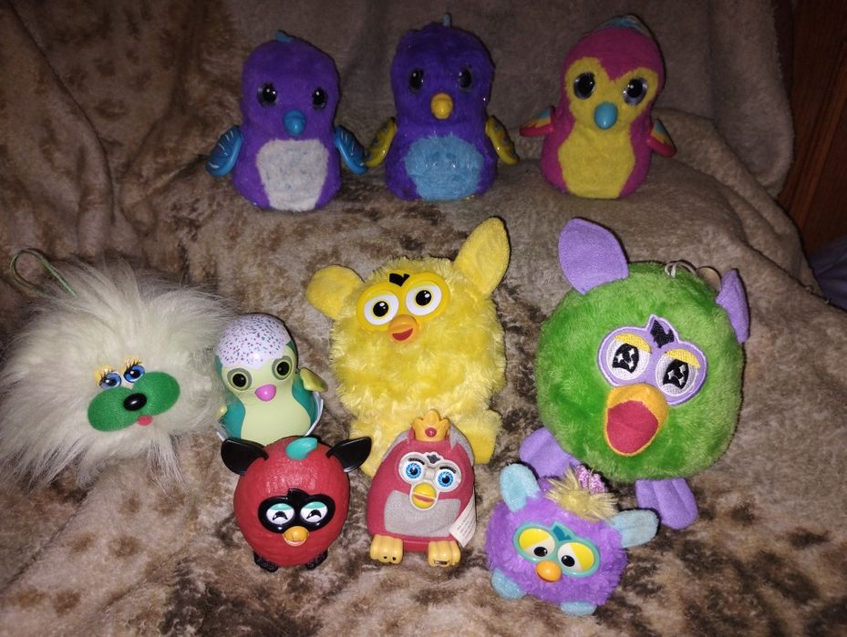 Interaktywne pingwinki Hatchmals i maskotki Furby