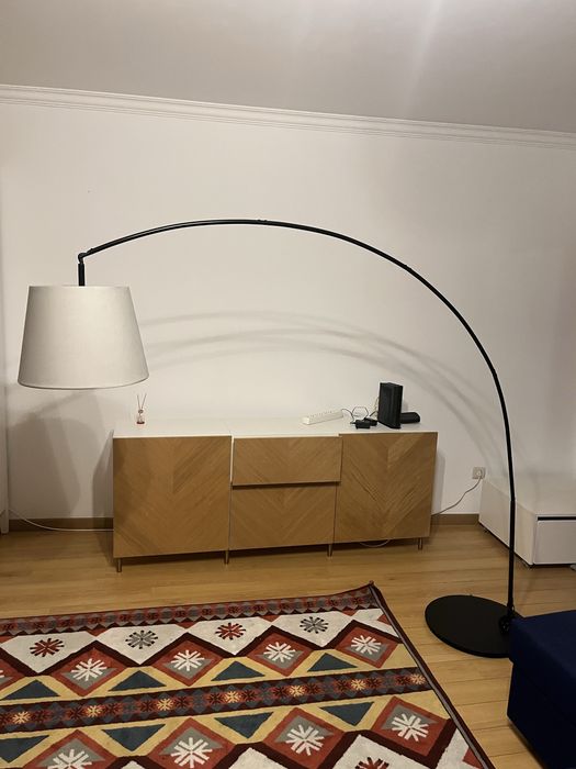 Candeeiro de pé em arco