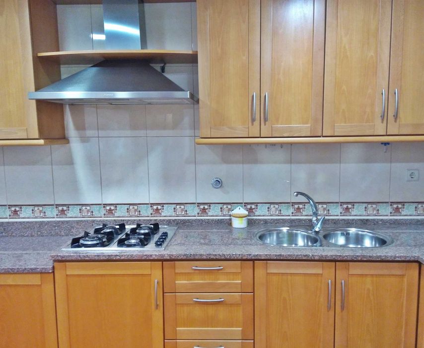 Apartamento com 1 quarto, sala, cozinha, jardim e estacionamento
