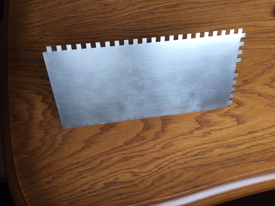 Гребенека, гребінь, гладилка для плитки