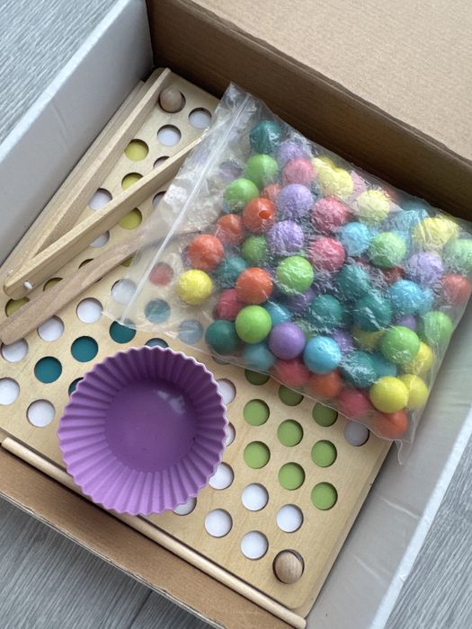 іграшка-сортер "Bead Holder" у стилі Монтессорі.