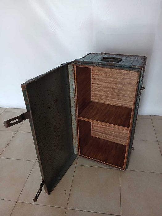 Arca /Bau metálica com interior em madeira