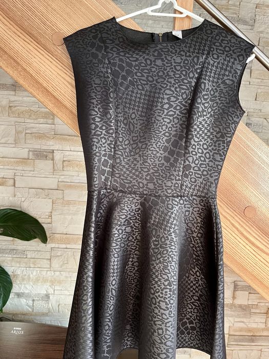 Czarna krotka sukienka