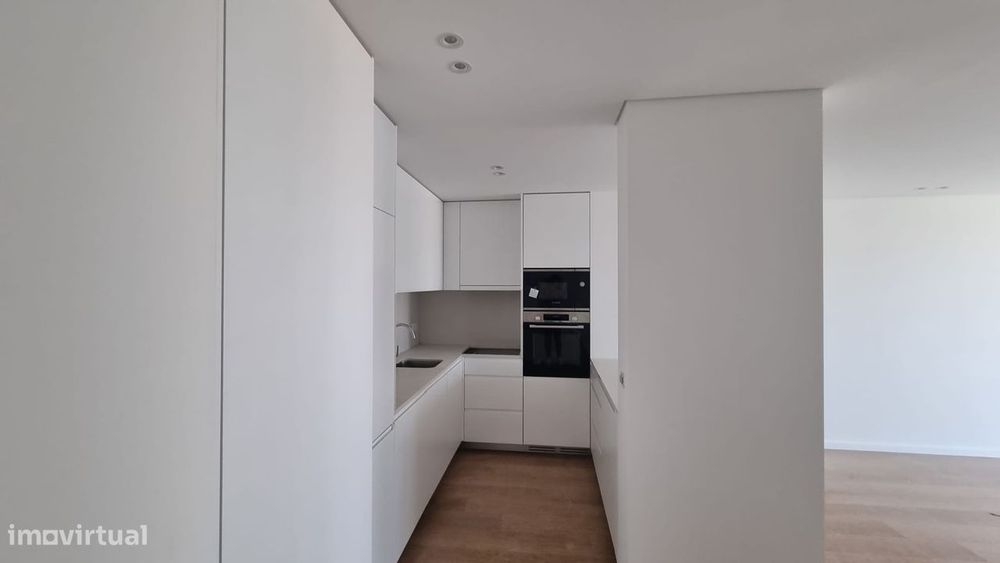 T2 novo com garagem, varanda e ar condicionado