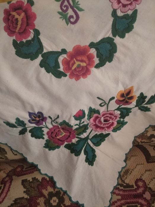 Хустка вишита машинкою