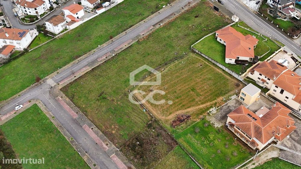Lote de terreno destinado à construção de moradia, situado em uma loca