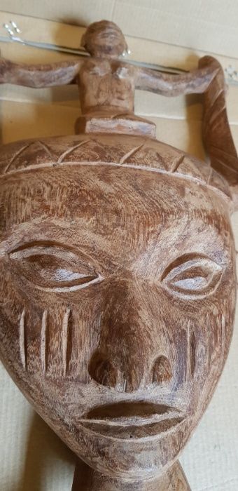 Piękna płaskorzeźba maska z łańcuchami i zawieszką - rękodzieło