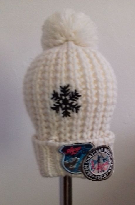 Kremowa Czapka Na Zimę z Pomponem i Naszywkami - Franco Callegari