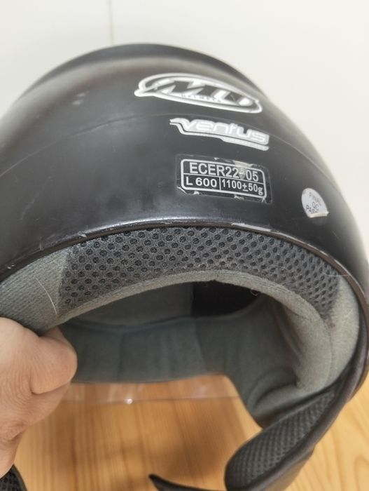 Capacete preto. Com a marca MT Helmets