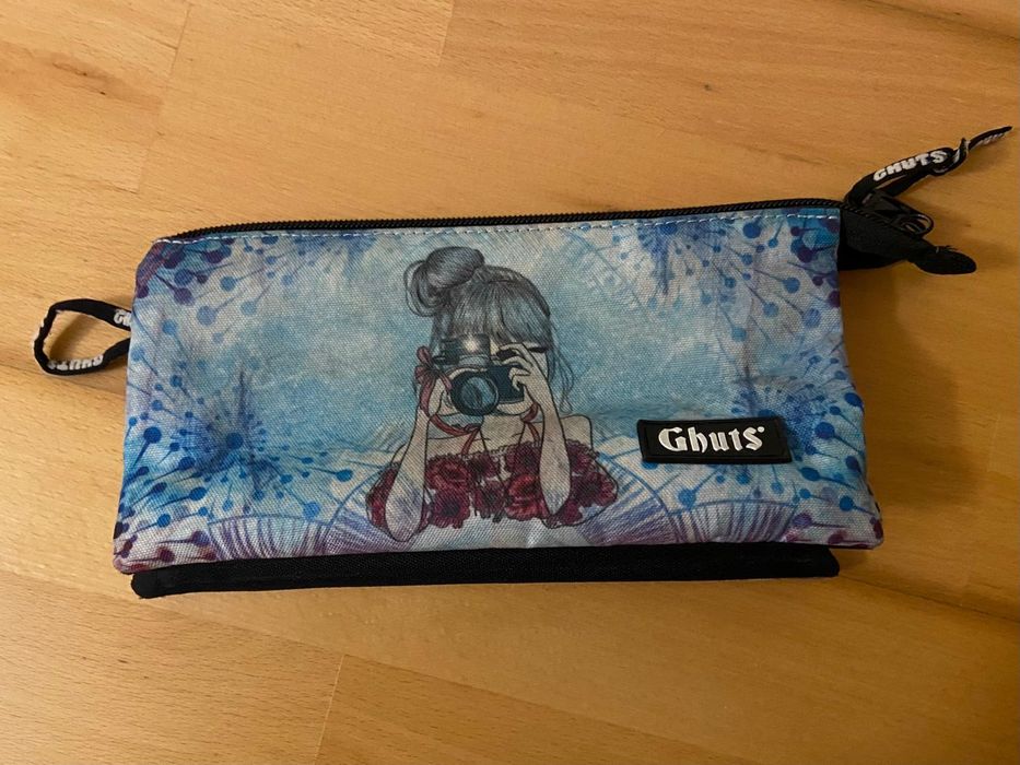 2 estojos diferentes