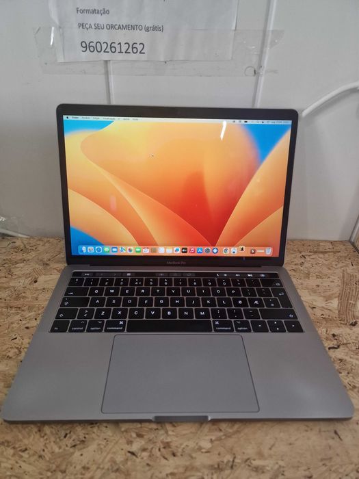 MacBook Pro TOUCH BAR 2017 com varios programas.