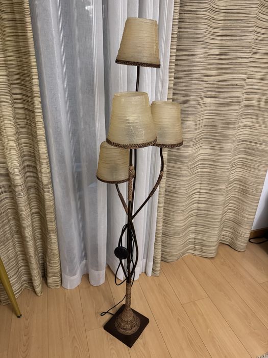 Candeeiro com 4 lampadas