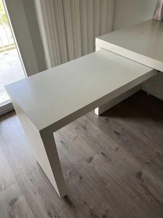 Secretária IKEA MALM – branca, com painel lateral (151x65 cm)