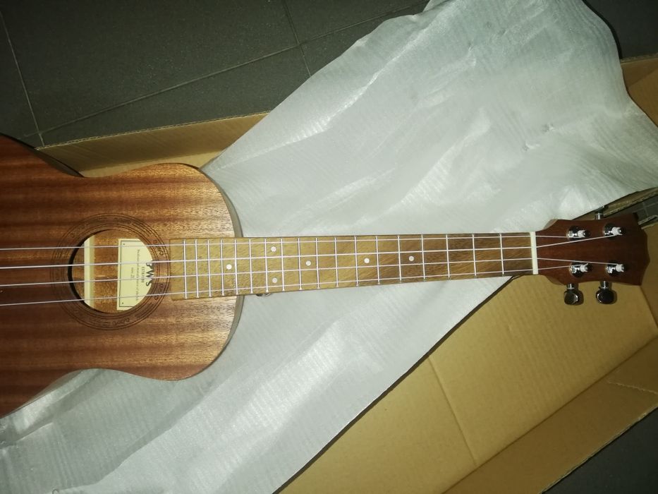 Ukulele tenor madeira maciça