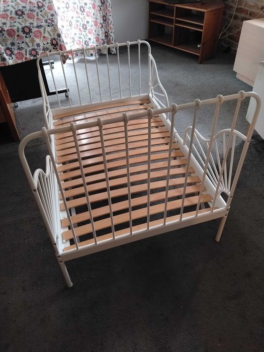 Łóżko dziecinne z regulowaną długością białe stalowe z dnem i super materacem z pokrowcami.Produkt IKEA.
