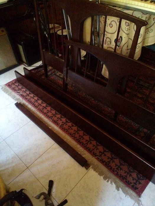 Cama Antiga em Madeira Maciça para Solteiro em Ótimo Estado