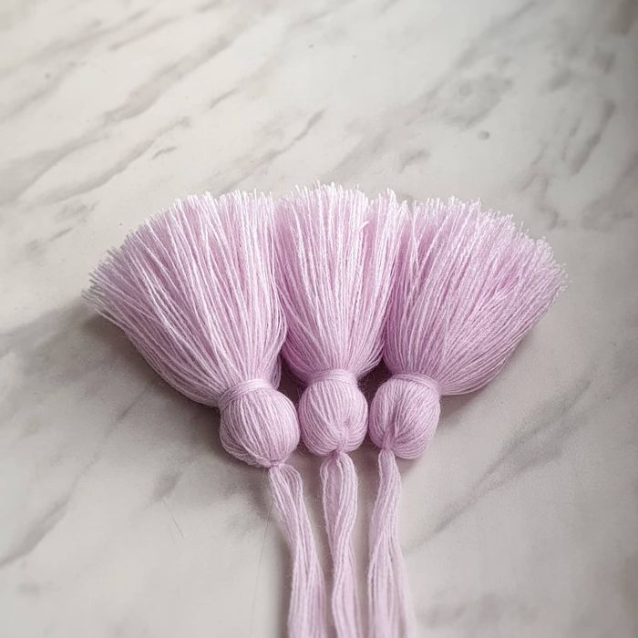 Wiklinowy wiszacy koszyczek pojedynczy pompony handmade