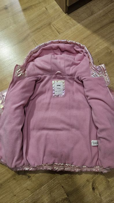 Kurtka 110 przejściowa różowa holo na polarze sinsay