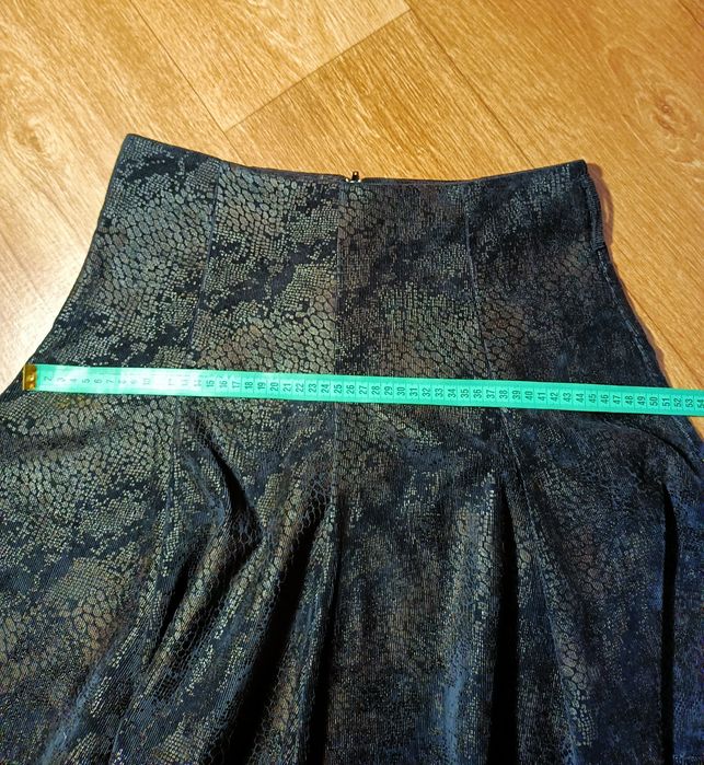 Вельветова спідниця H&M. L,M- розмір.
Нова.
Заміри : Довжина - 69 см.