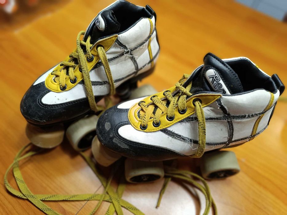 2 pares de Patins hóquei