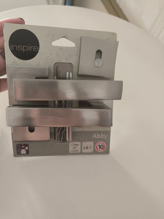 Vendo puxador de porta e dobradiças novos