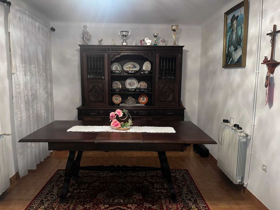 Mobília de Sala de Jantar  Antiga, com 8 Cadeiras