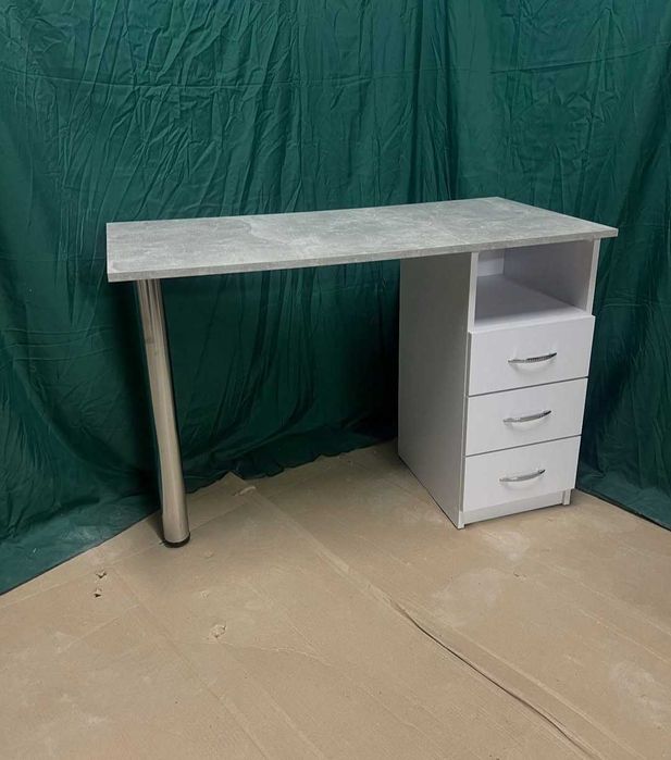 Стіл. Манікюрний