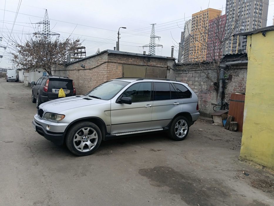 Bmw x5 e53 3.0 дизель на автоматі,повний привід робе,мотор робе чітко( форси робились), автомат чітко ,в аварію не падає,повний робе,чек не горить,абс також без помилок( блок міняли), антифриз новий,аккум в -12 заводе з пів пинка,пічка гріє в майці можна в зимку їздить( автономка теж робе),з мінусів ліва фара лопнувша, на капоті пару вмятин,на задній двері вмятина .Кузов не гнилий( навіть двері знизу цілі( зазвичай дірки), на задній ляді пара рижиків без дірок.Машина на повному ходу,руминський тех.паспорт є,знаходиться в Києві,торг МІНІМАЛЬНИЙ.